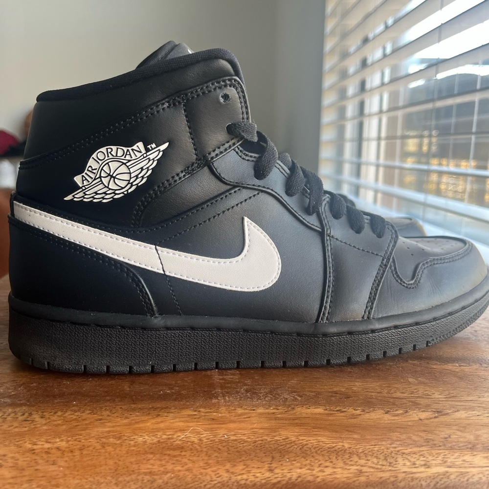 Air Jordan 1 Mid Black